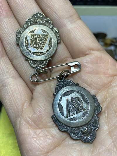 2025年第一百二十七场(总第一百五十三场）外国好品章牌、散币(免佣金) - AAD章牌两枚，重15.84克