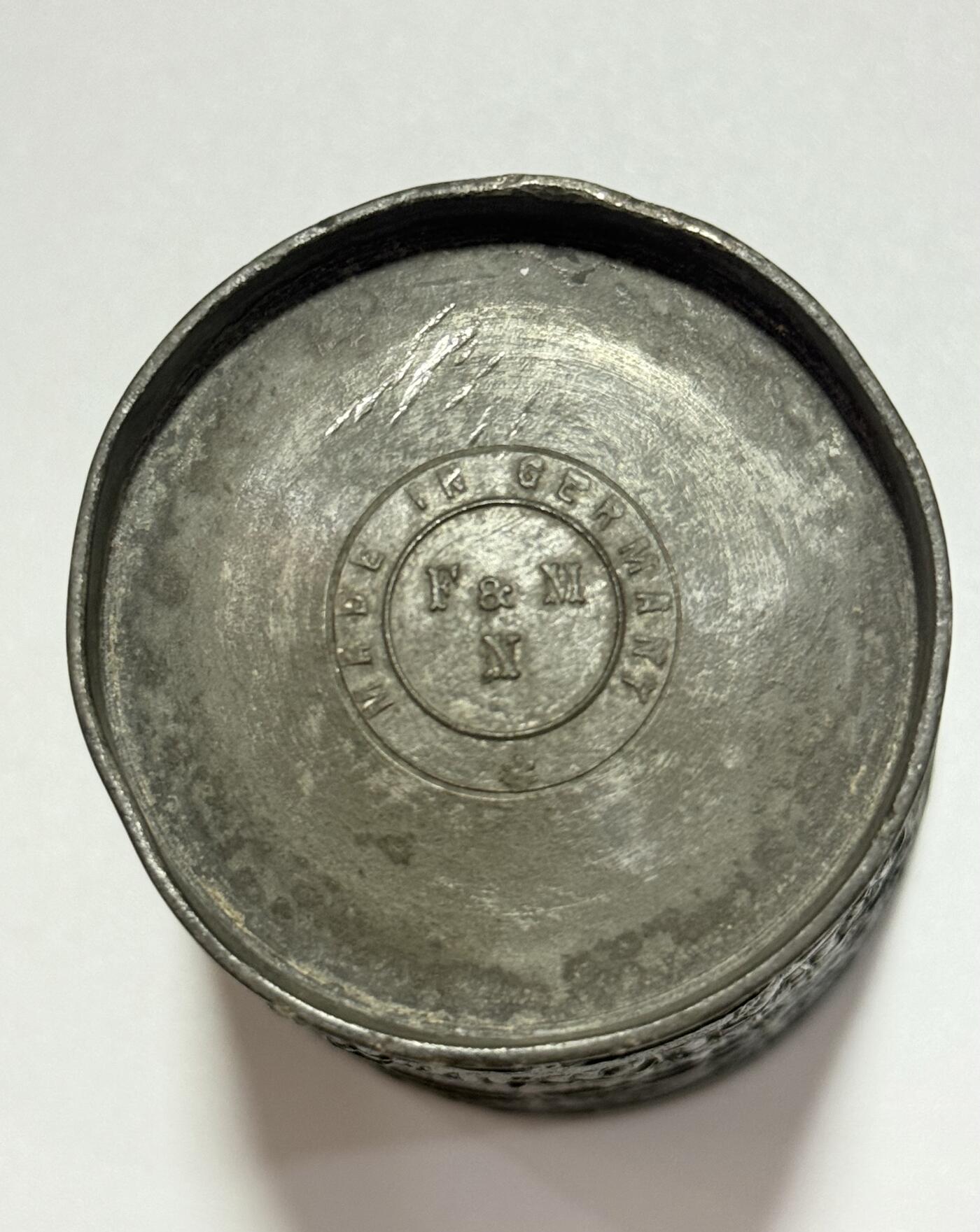 韵星假日精品2025秋季军品类拍卖会-- Rimey Holidays Boutique 2025 Autumn Militaria Sale 德意志第二帝国兴登堡威廉一世凡尔赛宫加冕为皇帝纪念杯（详情介绍）