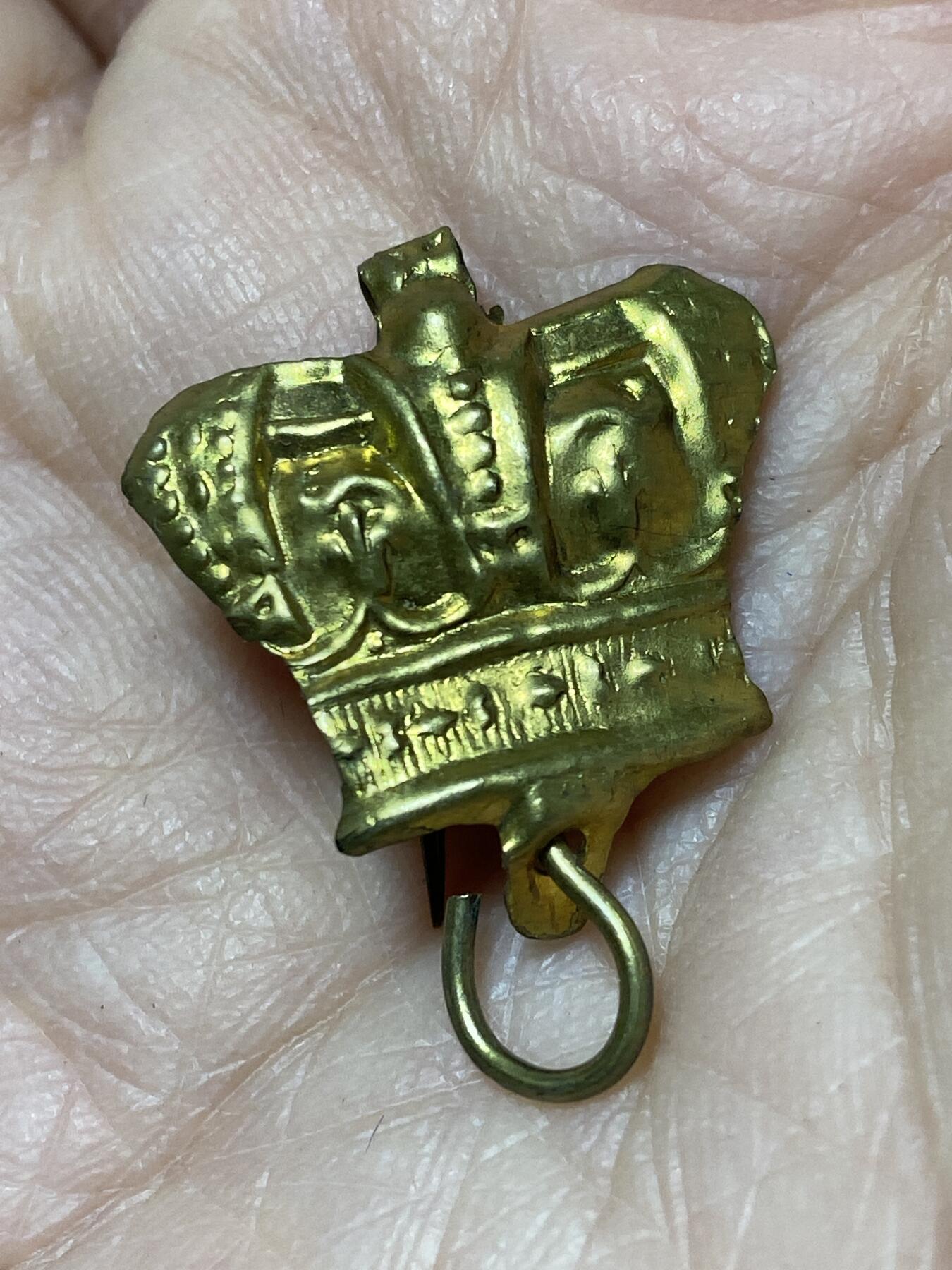 2025年第一百二十七场(总第一百五十三场）外国好品章牌、散币(免佣金) 皇冠胸针，重1.02克