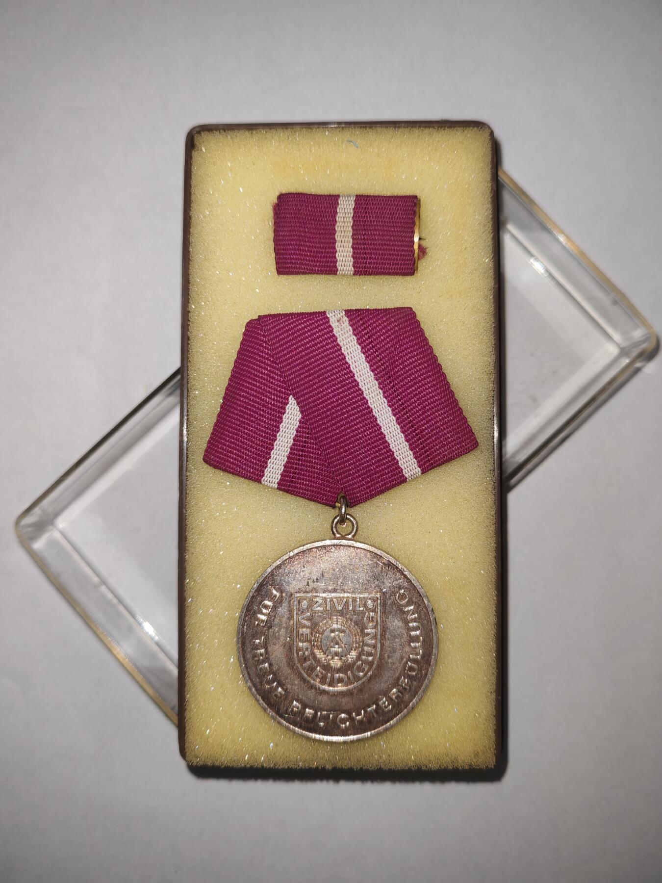 韵星假日精品2025秋季军品类拍卖会-- Rimey Holidays Boutique 2025 Autumn Militaria Sale 民主德国银级忠诚服务奖章