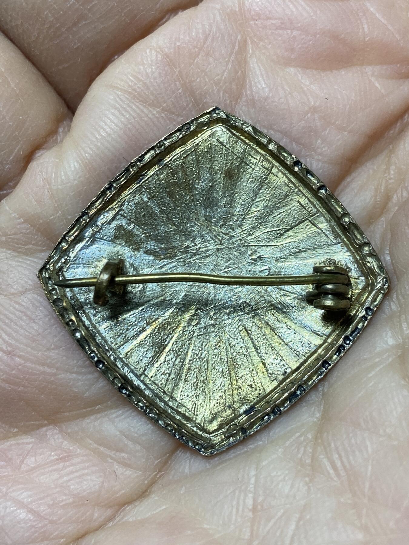 2025年第一百二十七场(总第一百五十三场）外国好品章牌、散币(免佣金) 疑似银制珐琅彩–圣母抱子宗教胸章，重5克