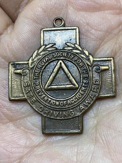 2025年第一百二十七场(总第一百五十三场）外国好品章牌、散币(免佣金) - 英国皇家事故预防协会的安全驾驶奖章，重8克