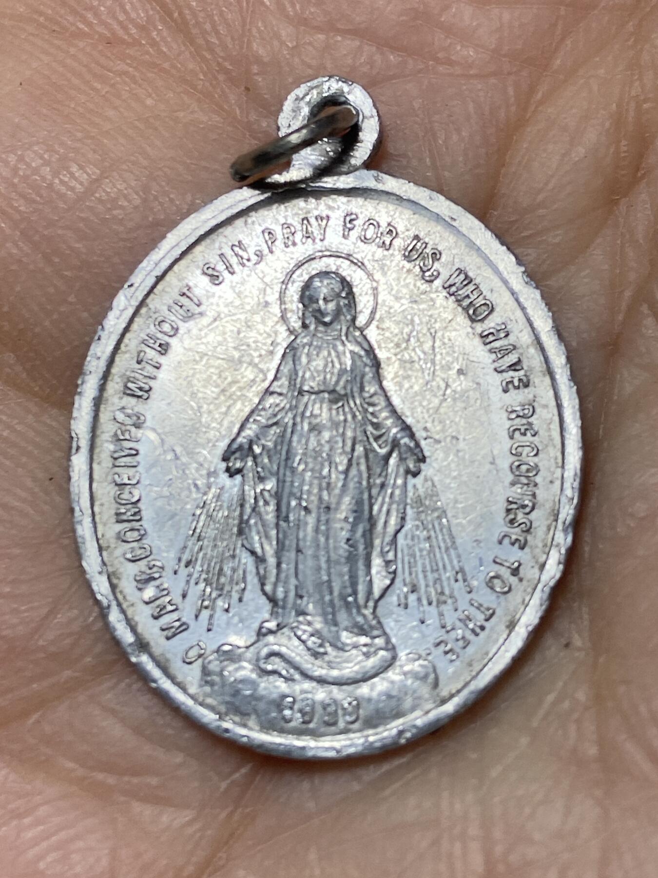 2025年第一百二十七场(总第一百五十三场）外国好品章牌、散币(免佣金) 圣母无玷圣心圣牌，重0.97克