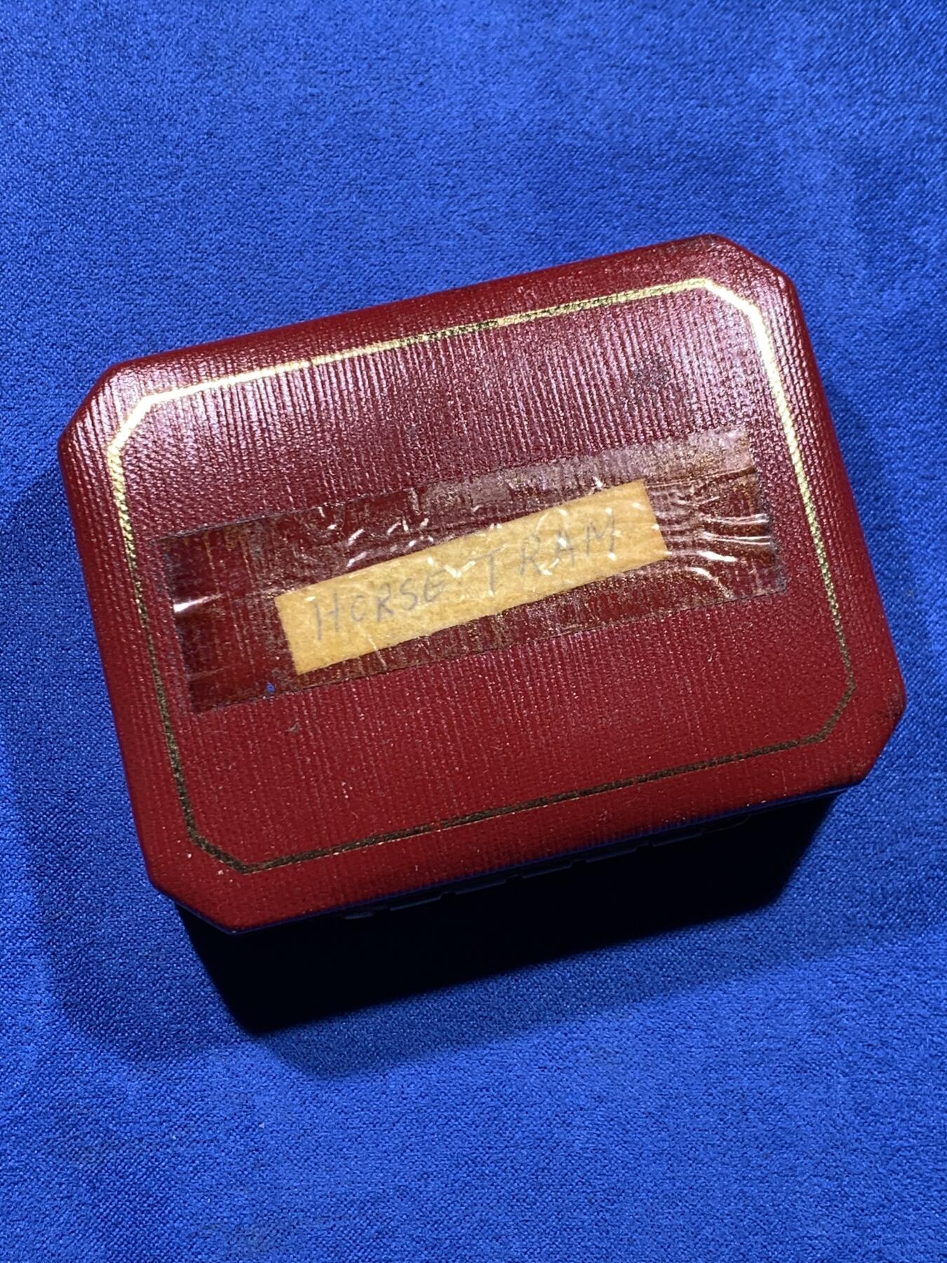 《竞宝斋》第437场 周日，周一2场连拍 （全场包邮） 马恩岛1976年骑马电车1克朗银币 带盒 细节见图