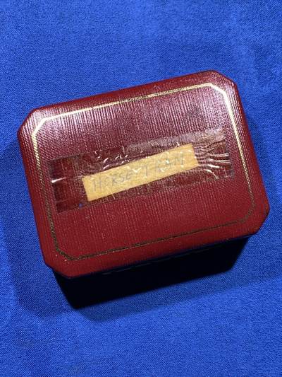 《竞宝斋》第437场 周日，周一2场连拍 （全场包邮） 马恩岛1976年骑马电车1克朗银币 带盒 细节见图