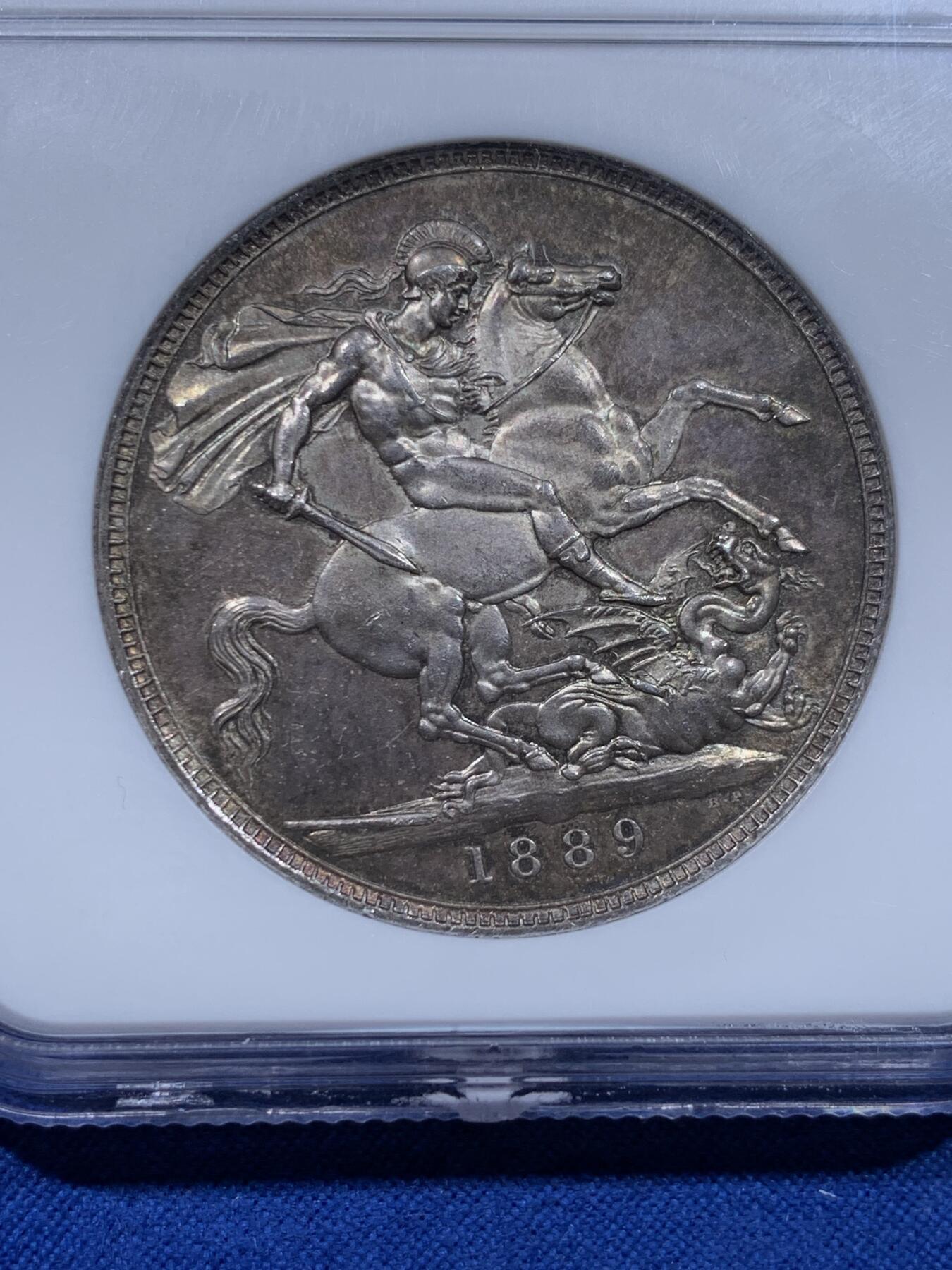 《竞宝斋》第437场 周日，周一2场连拍 （全场包邮） NGC MS63 英国1889年维多利亚女皇高冠马剑克朗 厚重七彩也压不住的原光闪烁 NGC老白盒质感极佳