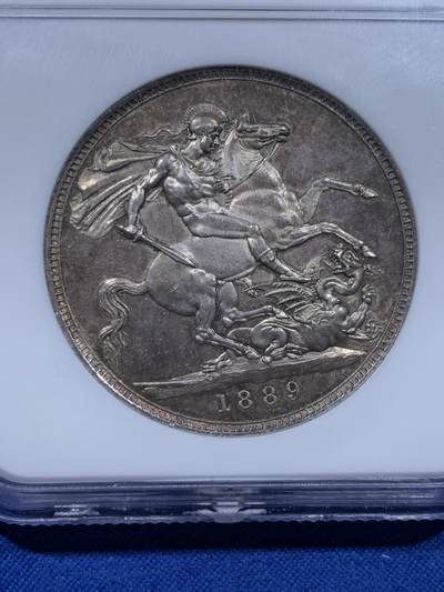 《竞宝斋》第437场 周日，周一2场连拍 （全场包邮） NGC MS63 英国1889年维多利亚女皇高冠马剑克朗 厚重七彩也压不住的原光闪烁 NGC老白盒质感极佳