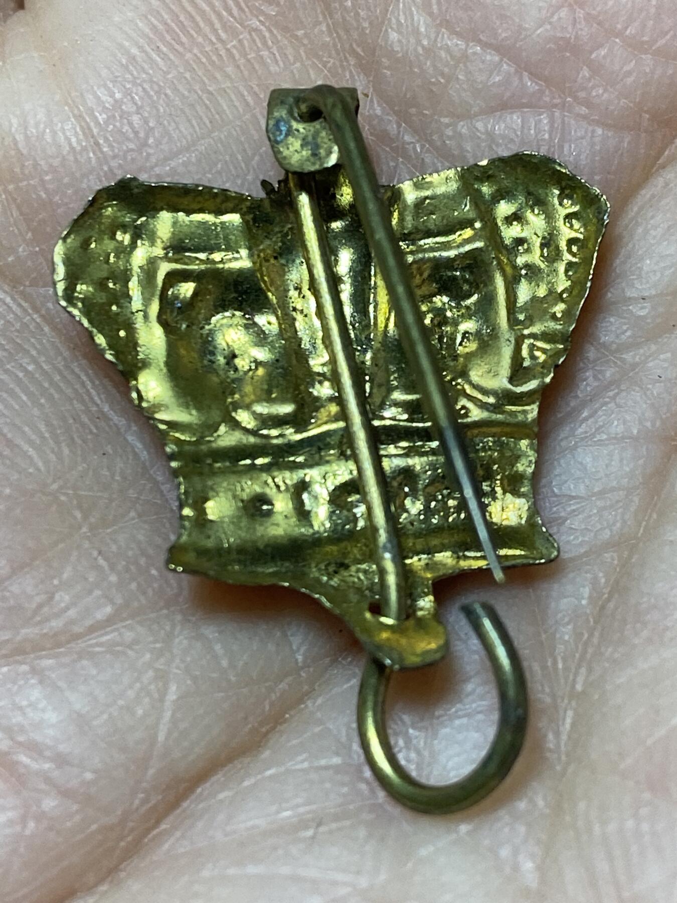 2025年第一百二十七场(总第一百五十三场）外国好品章牌、散币(免佣金) 皇冠胸针，重1.02克