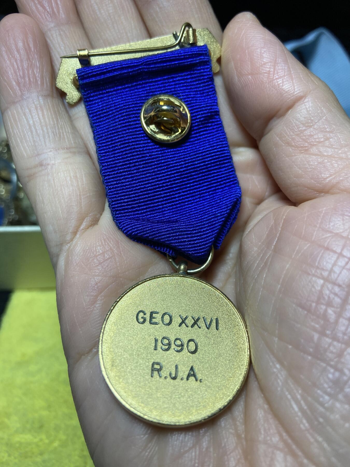 2025年第一百二十七场(总第一百五十三场）外国好品章牌、散币(免佣金) 英国🇬🇧1990年圣乔治屠龙奖章(某协会前任主席荣誉奖章)，重24.5克