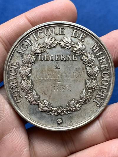 《竞宝斋》第437场 周日，周一2场连拍 （全场包邮） 1852年法国米勒库尔农业竞赛纪念大银章 65.2克 51mm 带原木盒 手指银标