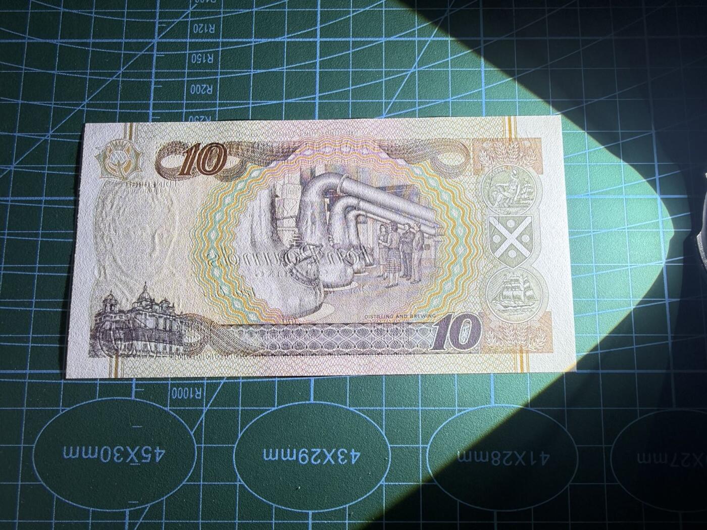 【炜奕收藏】，第五十期 1995年苏格兰银行10镑，UNC品相，号码无47狮子头，首发年关门号非常少见