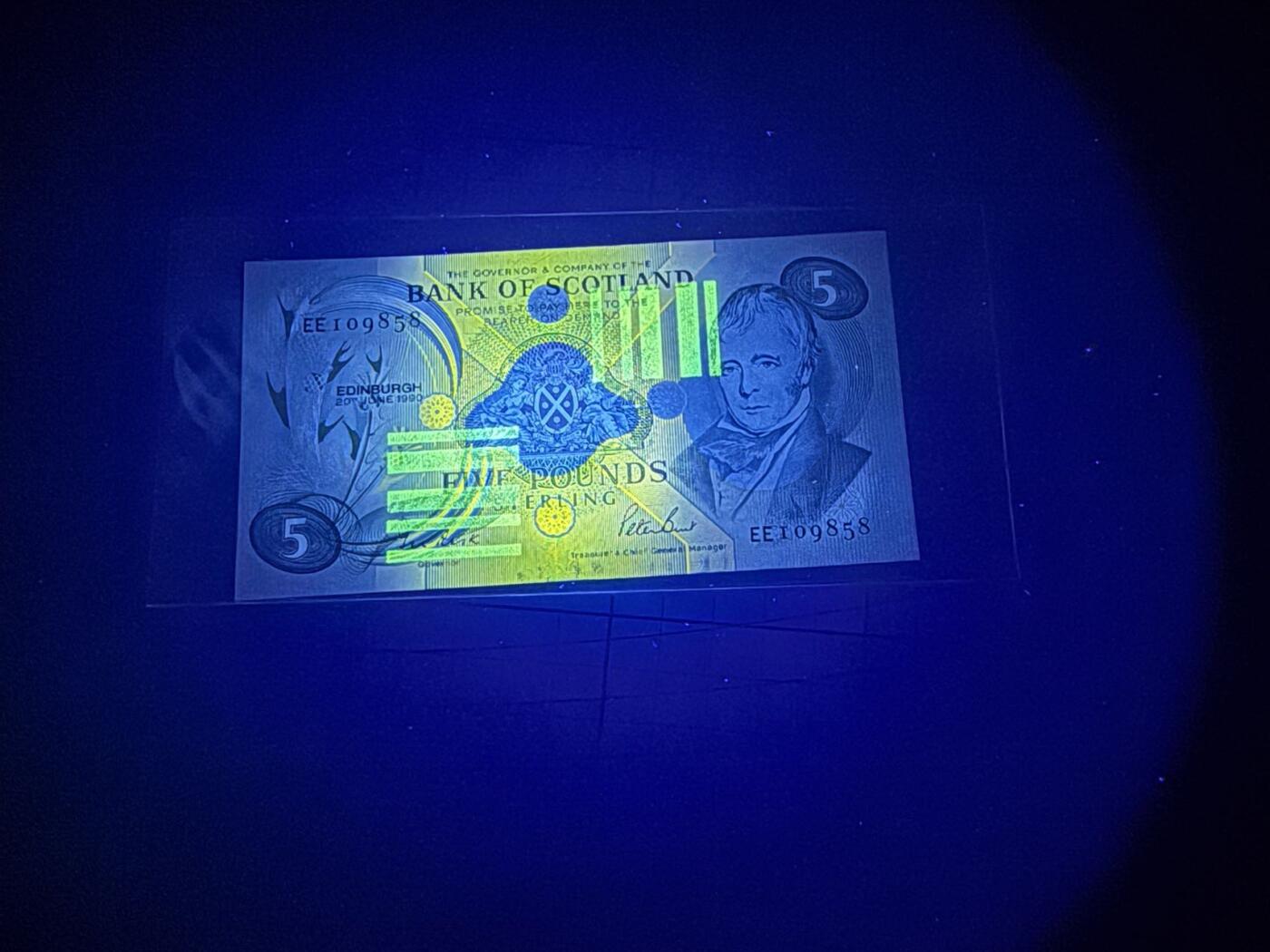 【炜奕收藏】，第五十期 1990年苏格兰银行5镑，UNC品相，下方有轻微拖墨，号码无347