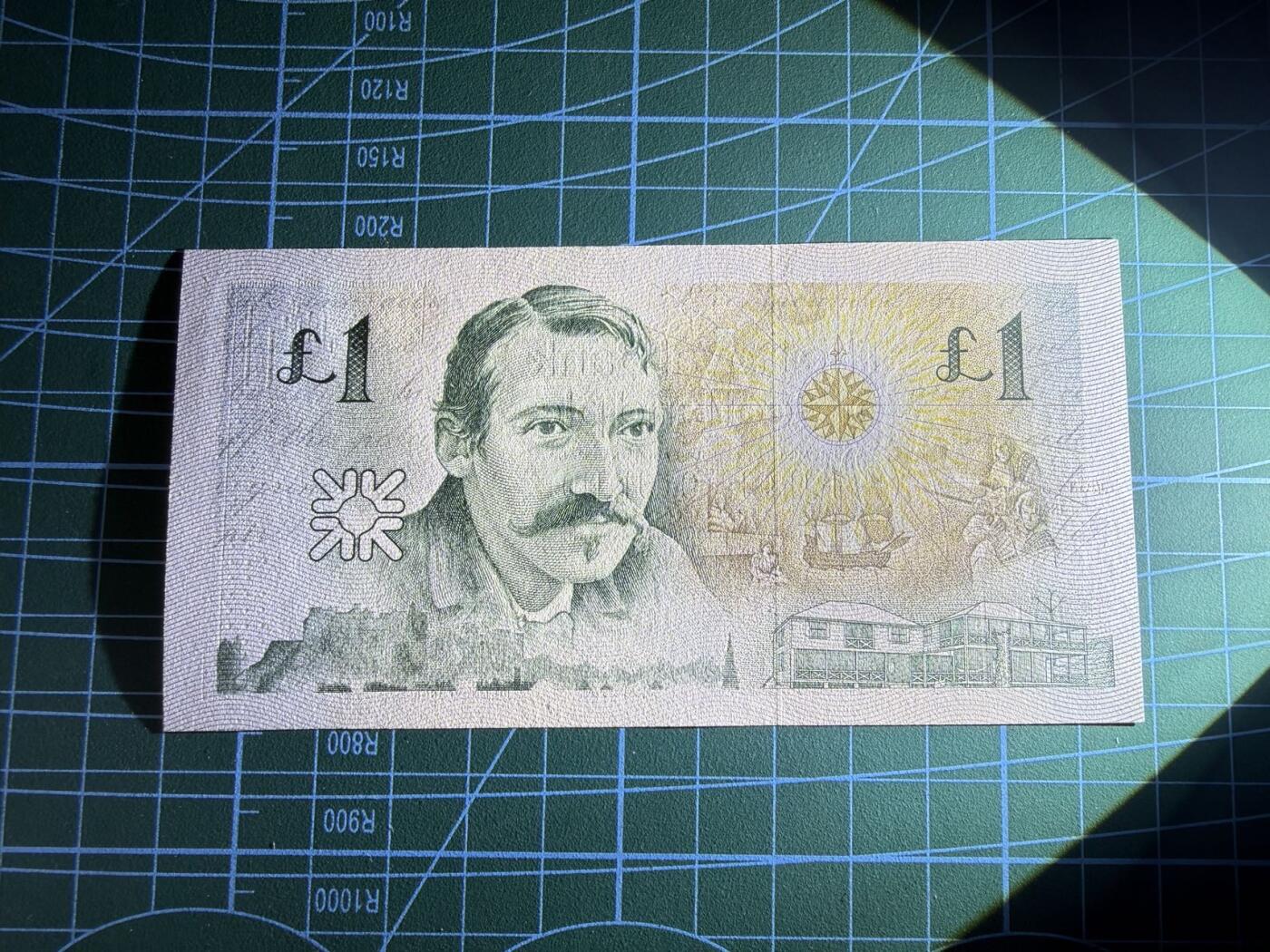 【炜奕收藏】，第五十期 1994年苏格兰皇家银行1镑纪念钞，UNC品相，千位顺子号