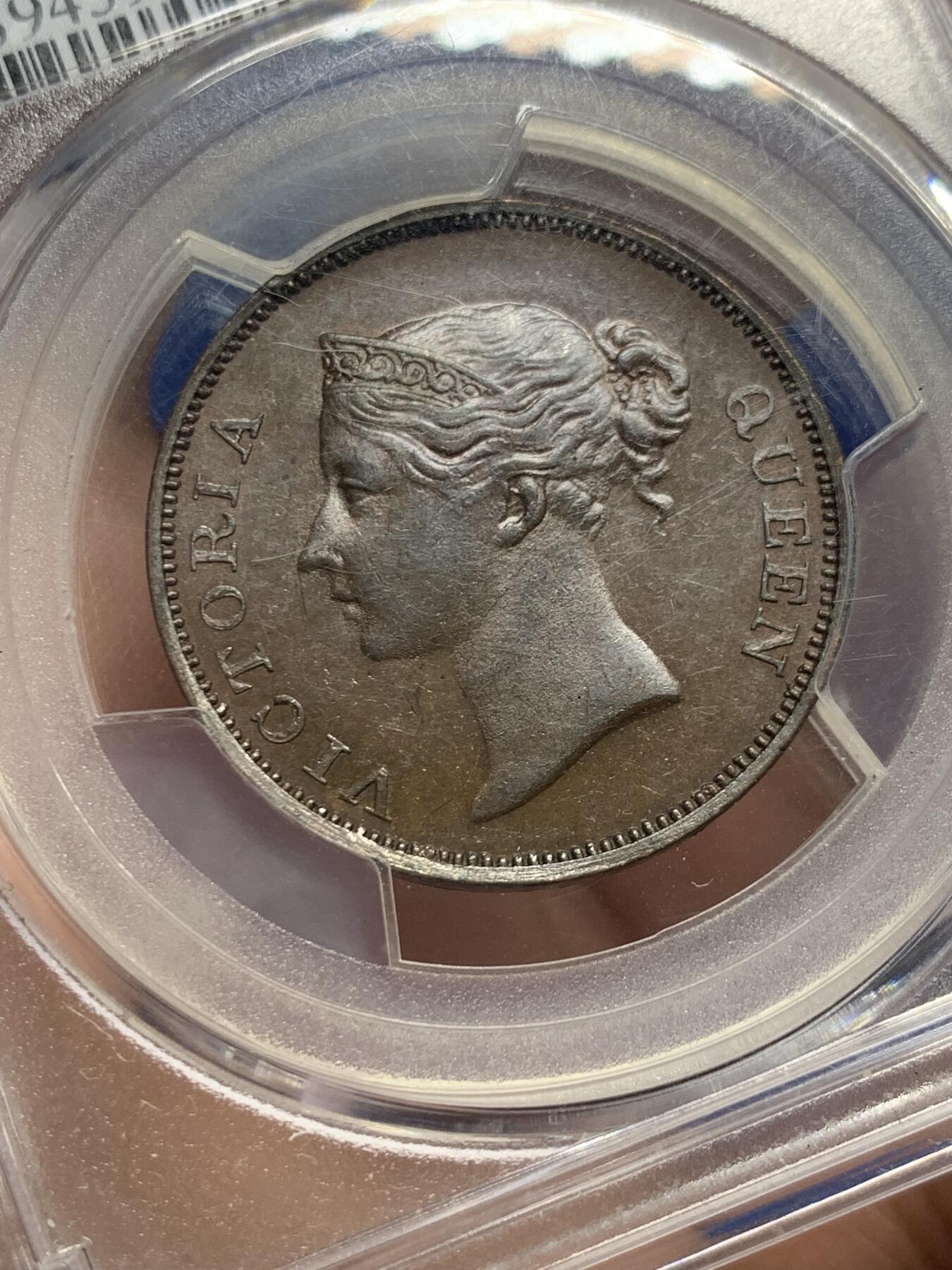 《竞宝斋》第437场 周日，周一2场连拍 （全场包邮） NGC MS62BN 英属海峡1845年小维1分大铜币，海峡首年，丝滑巧克力。漂亮的专属版本女王年轻头像，流通充分，大热品种，N盒AU58分SBP拍卖180美元不含佣成交，MS非常难得。背面支撑有磕，细节见图。