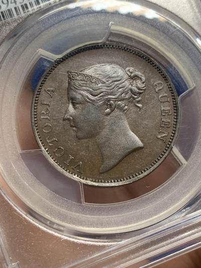 《竞宝斋》第437场 周日，周一2场连拍 （全场包邮） NGC MS62BN 英属海峡1845年小维1分大铜币，海峡首年，丝滑巧克力。漂亮的专属版本女王年轻头像，流通充分，大热品种，N盒AU58分SBP拍卖180美元不含佣成交，MS非常难得。背面支撑有磕，细节见图。