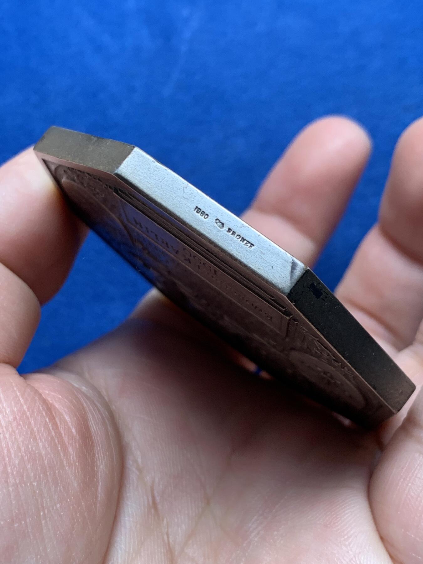 《竞宝斋》第437场 周日，周一2场连拍 （全场包邮） 法国埃纳省圣康坦工商会镀银大铜章，直径62.8mm，重约136.9g，边铭：1980 丰饶角BRONZE，正面刻画代表工农商的三位人物，少见。