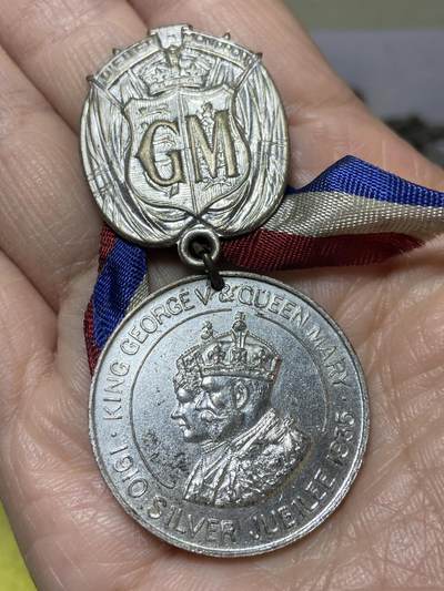 2025年第一百二十七场(总第一百五十三场）外国好品章牌、散币(免佣金) - 英国🇬🇧1935年乔治五世和玛丽王后登基25周年银禧纪念章，重16.58克