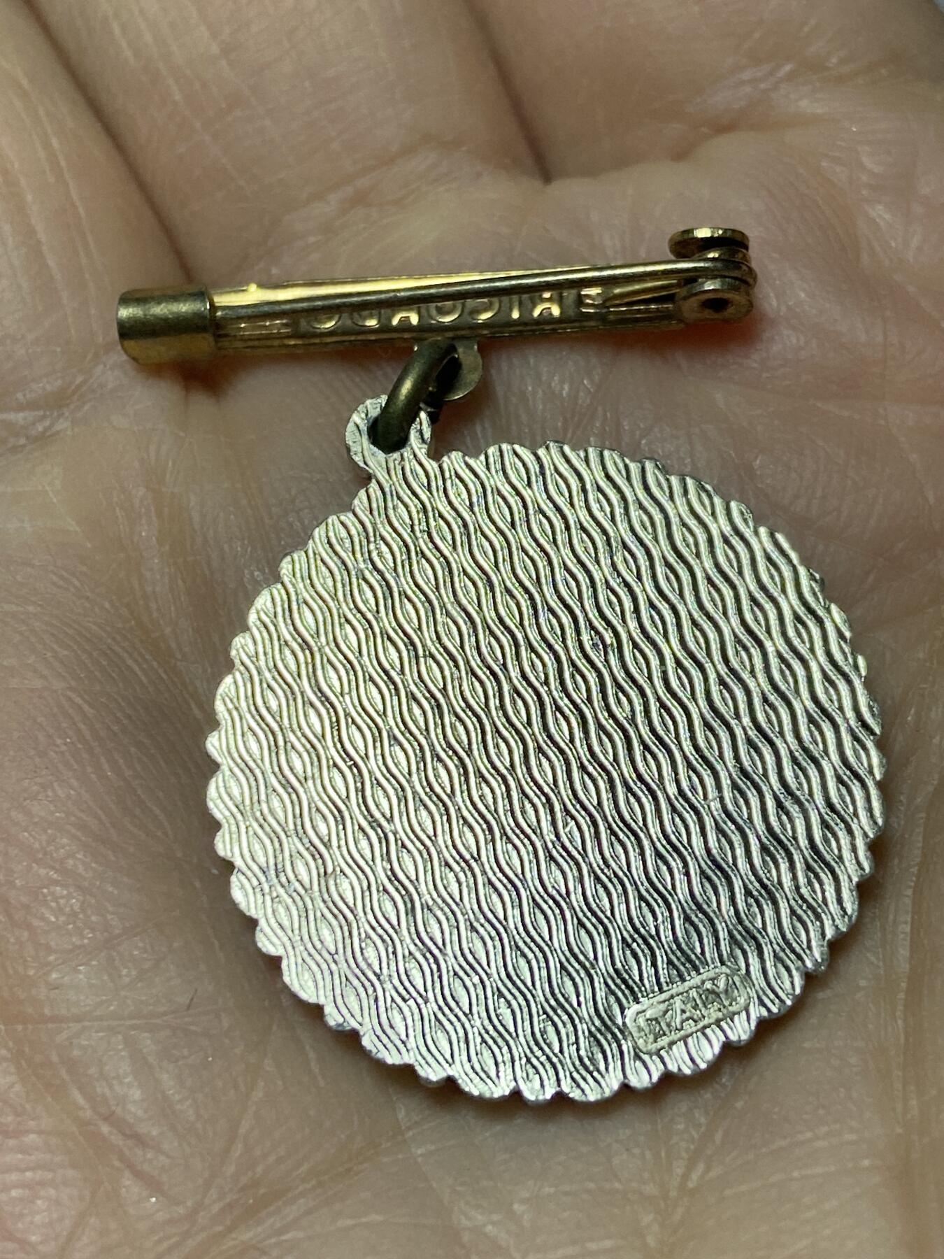 2025年第一百二十七场(总第一百五十三场）外国好品章牌、散币(免佣金) 精美珐琅彩–圣若望宗教胸针，重2.97克