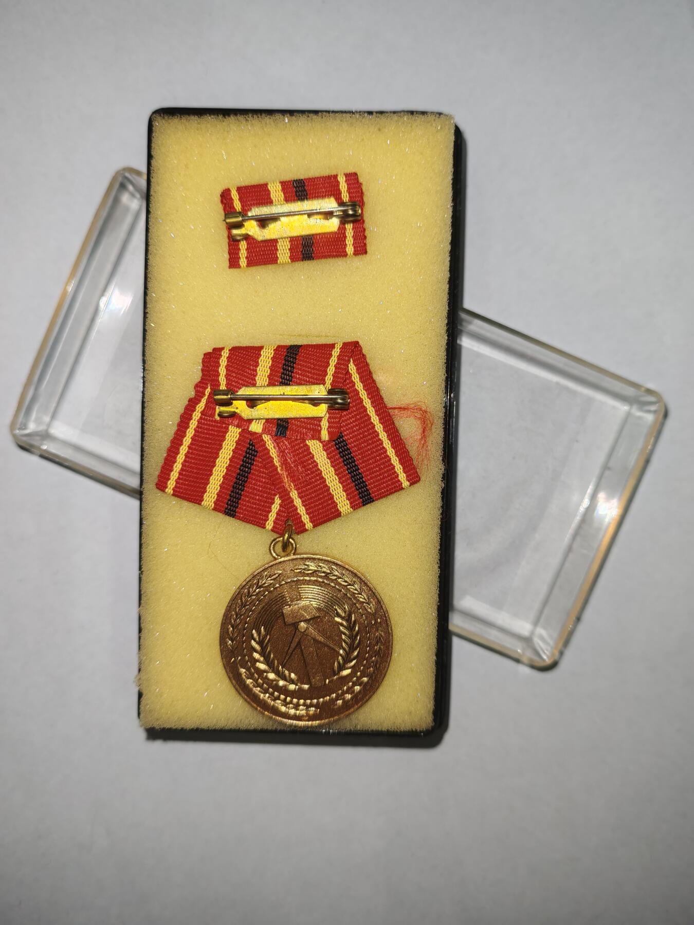 韵星假日精品2025秋季军品类拍卖会-- Rimey Holidays Boutique 2025 Autumn Militaria Sale 民主德国工人阶级战斗队金级功绩奖章