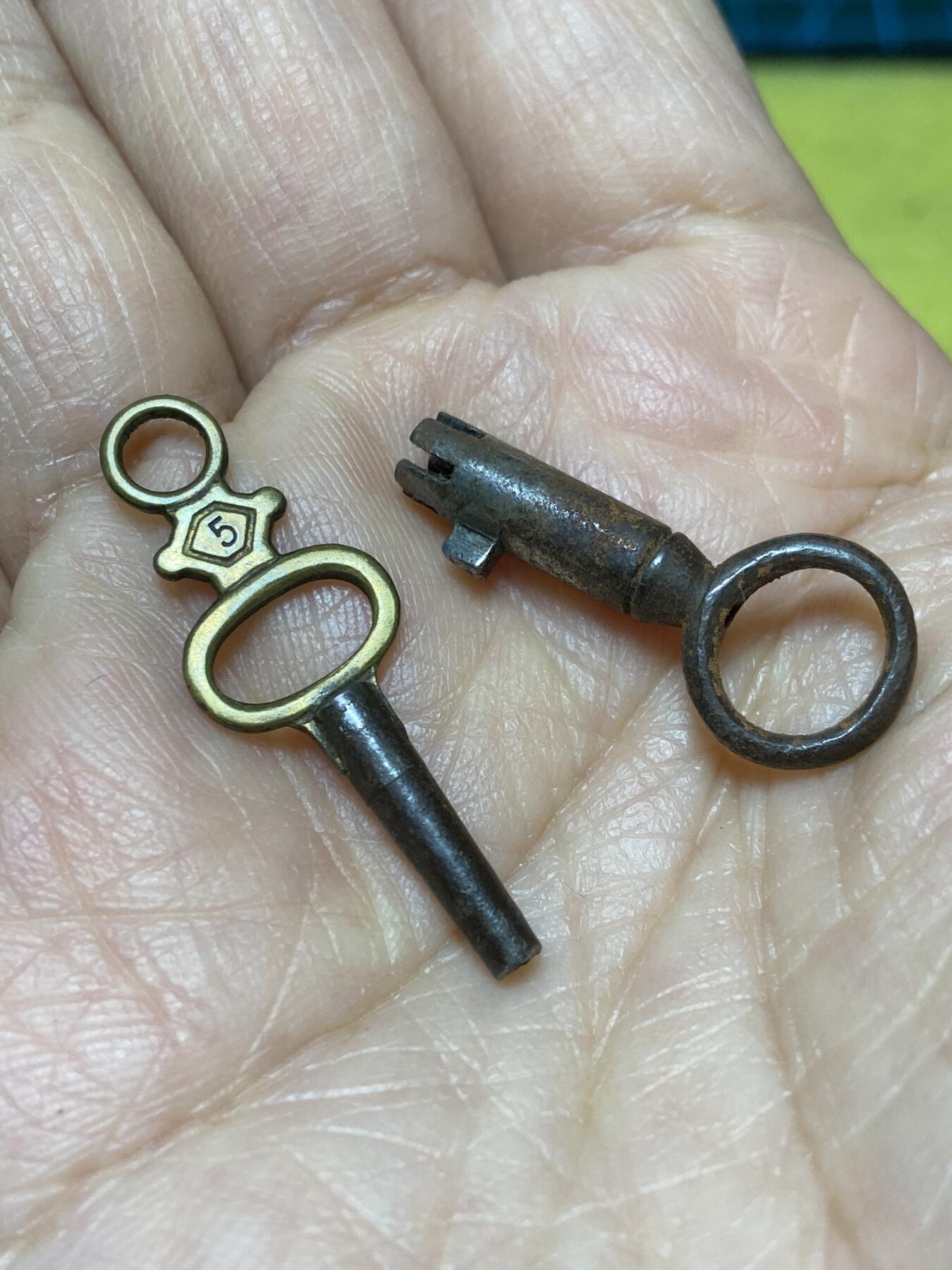 2025年第一百二十七场(总第一百五十三场）外国好品章牌、散币(免佣金) 欧洲古老铜钥匙两把