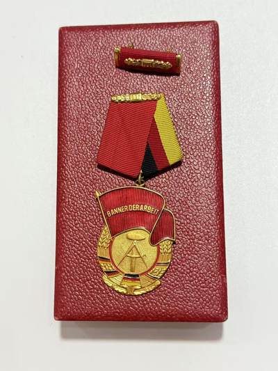 韵星假日精品2025秋季军品类拍卖会-- Rimey Holidays Boutique 2025 Autumn Militaria Sale - 民主德国二级劳动红旗勋章带盒略