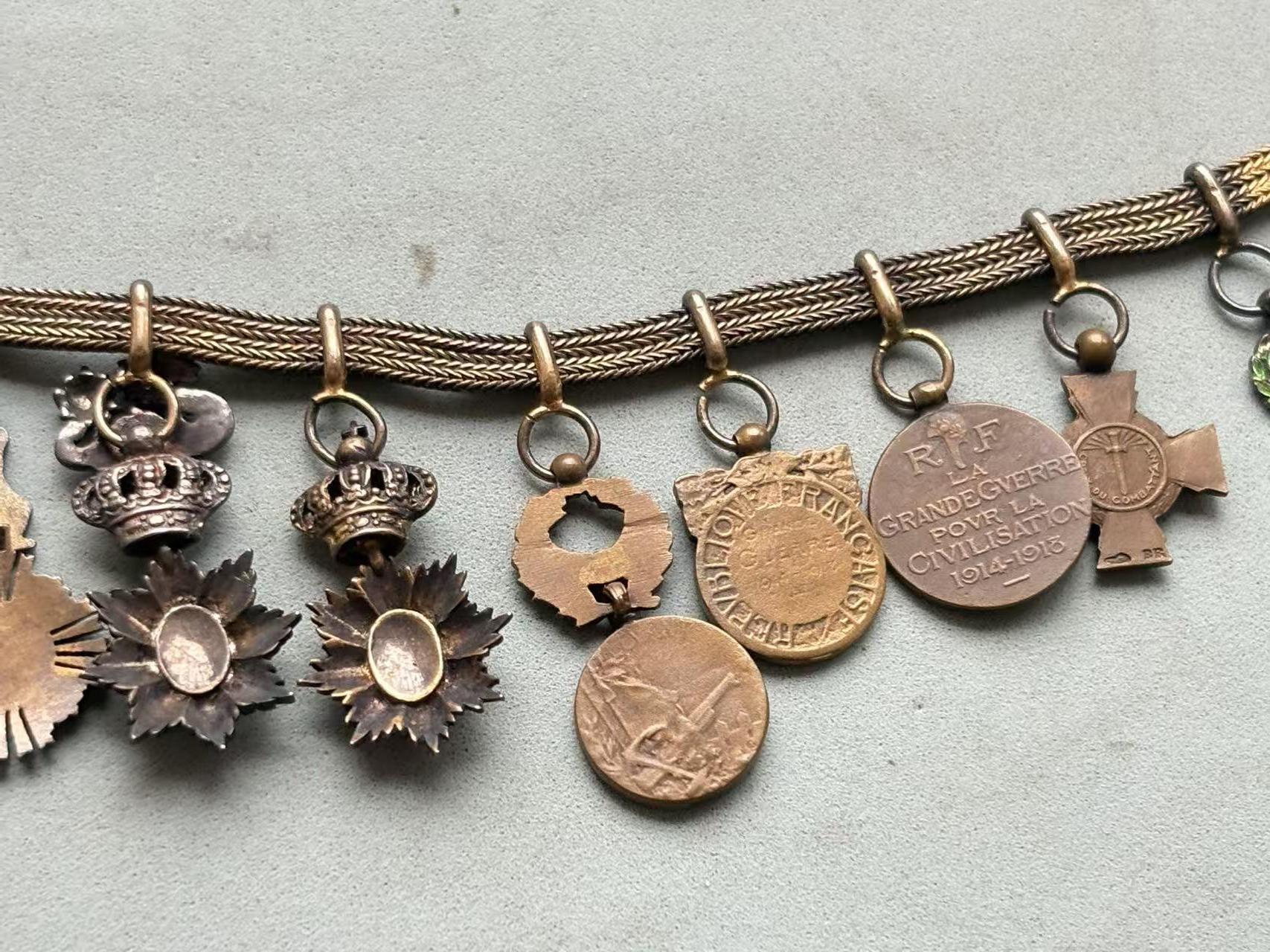 盛世勋华——号角文化勋章邮票专场拍卖第288期 法国11联迷你礼服链 （珠宝定制版）包括：荣誉军团勋章.战斗十字奖章.一战胜利奖章.一战战争纪念奖章.一战东方战役奖章.柬埔寨王室勋章.安南青龙勋章.柬埔寨索瓦塔拉皇家勋章.老挝万象及白伞勋章.学术棕榈勋章.塞尔维亚一战奖章 部分银制 东南亚勋章少见