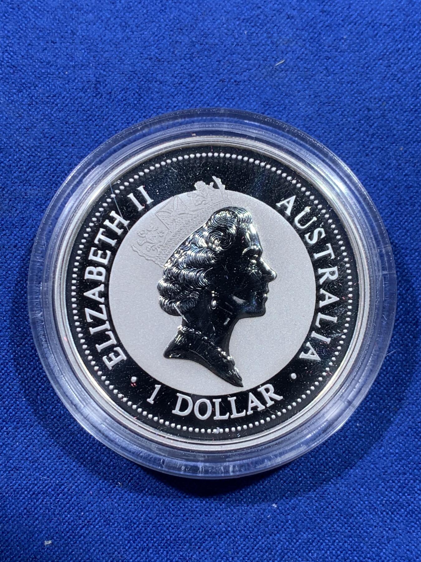 《竞宝斋》第437场 周日，周一2场连拍 （全场包邮） 澳大利亚1997年1元 翠鸟银币带金猫镶嵌 1盎司银0.5克金 发行量：1万5千 盒证全