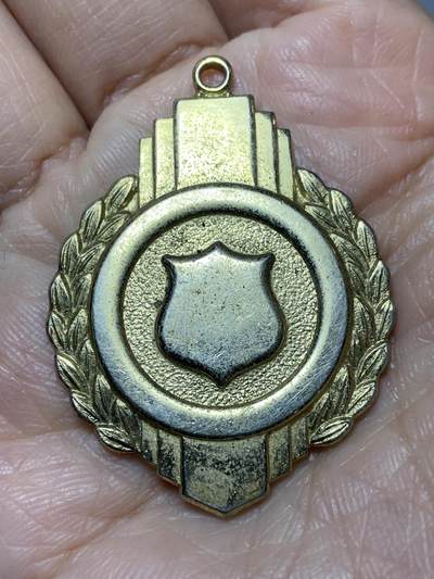 2025年第一百二十七场(总第一百五十三场）外国好品章牌、散币(免佣金) - 盾徽图案奖牌，重13.02克