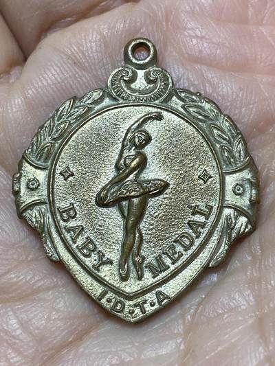 2025年第一百二十七场(总第一百五十三场）外国好品章牌、散币(免佣金) - 国际舞蹈教师协会幼儿芭蕾舞奖牌(1969年授予A·HUTT)，重7.16克