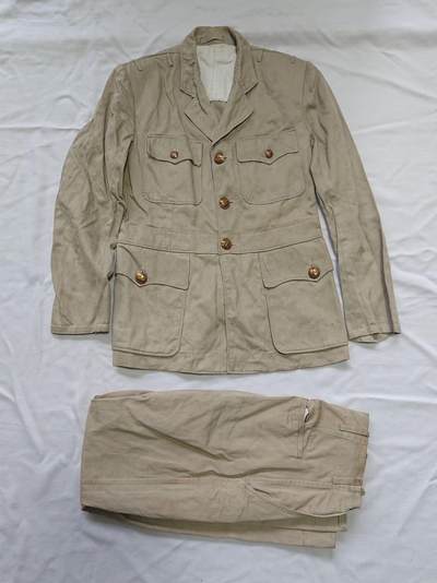 【第壹場】近代勋奖章徽章服饰杂项专场 - 民国海军乙种卡其棉铜扣常礼服一套   上衣肩宽40cm 袖长59 平铺胸围90cm 裤腰围70cm 长101cm