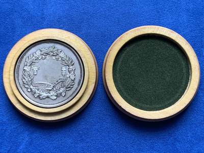 《竞宝斋》第437场 周日，周一2场连拍 （全场包邮） 1852年法国米勒库尔农业竞赛纪念大银章 65.2克 51mm 带原木盒 手指银标