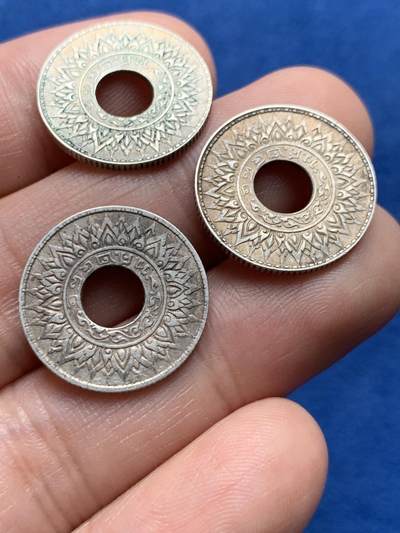 《竞宝斋》第437场 周日，周一2场连拍 （全场包邮） 三枚一组 泰国10萨当中孔小银币，直径19mm，味道绝美，可做手串配饰。