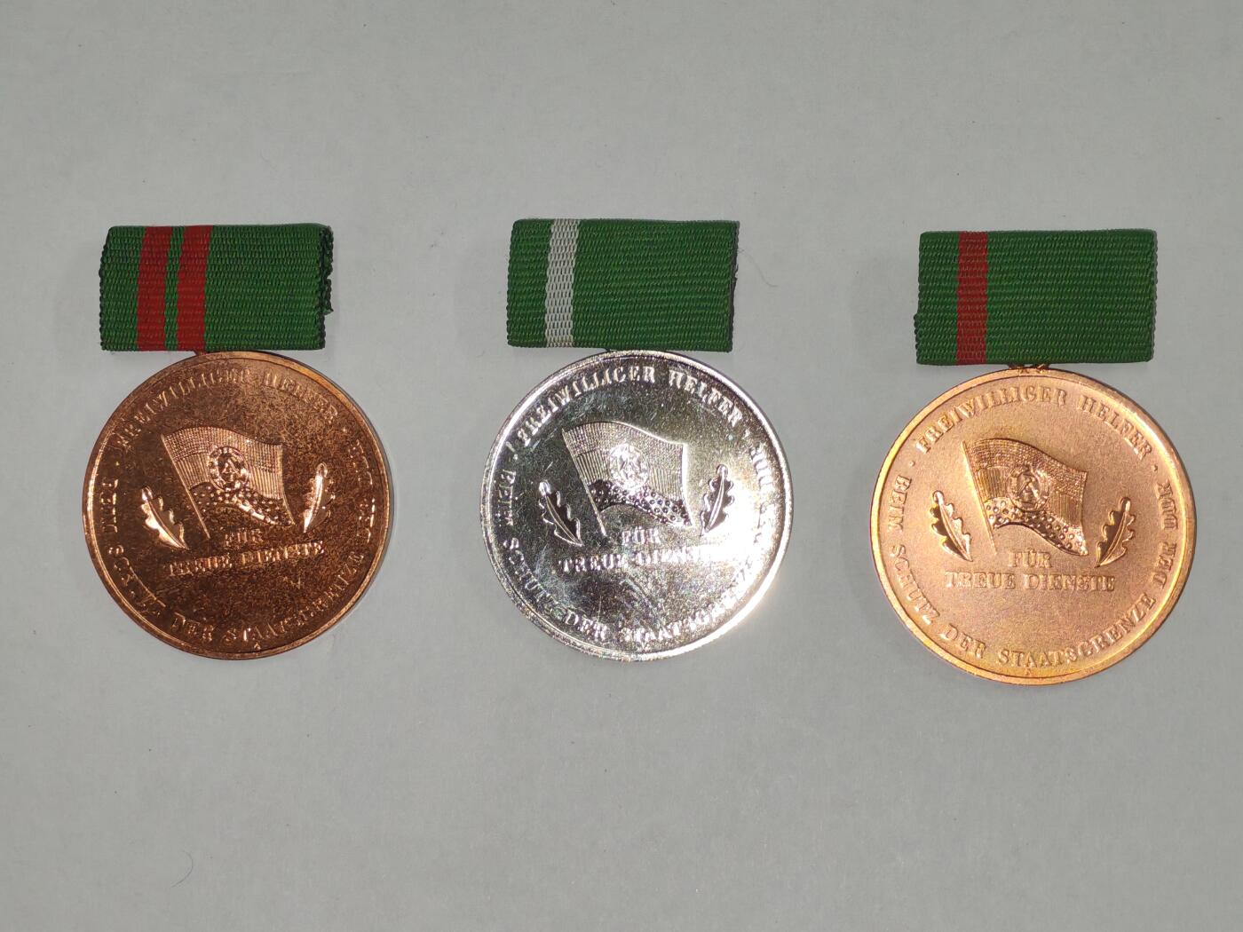 韵星假日精品2025秋季军品类拍卖会-- Rimey Holidays Boutique 2025 Autumn Militaria Sale 民主德国保卫民主德国边界志愿者忠诚服务奖章金银铜一套