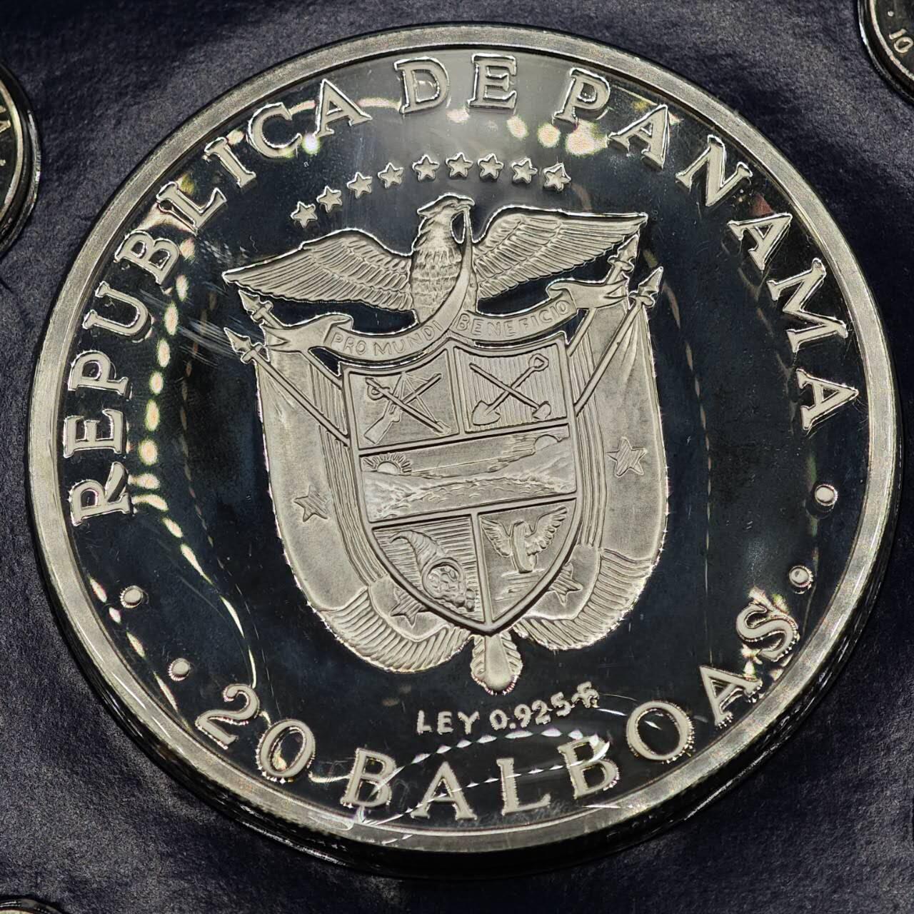 【淘币小摊】实时拍第七百九十五拍   银币套币场   满百包邮可预留二周 每周一统一发货   巴拿马1977年20B精制银币 重130克925银 纯银价1323