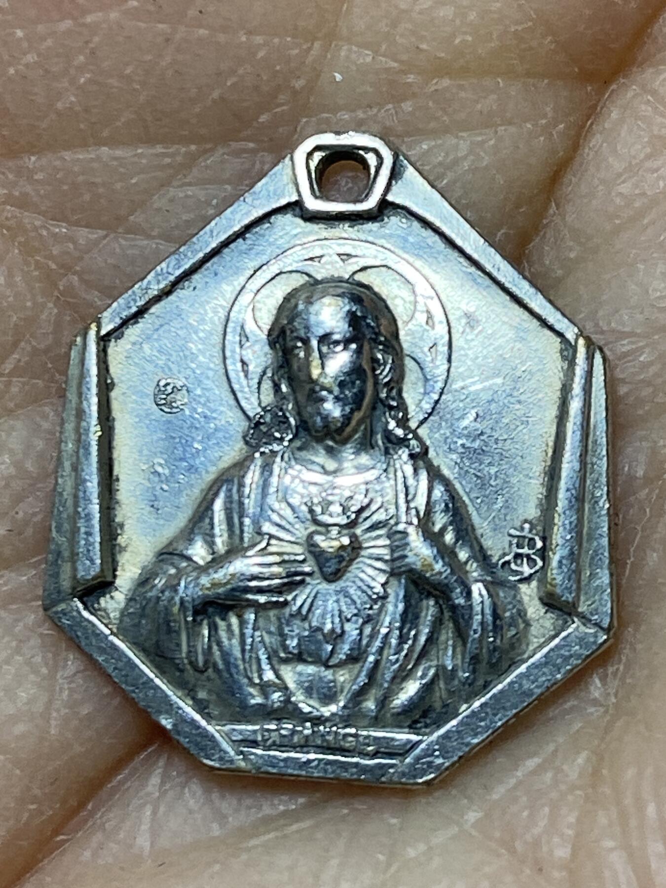 2025年第一百二十七场(总第一百五十三场）外国好品章牌、散币(免佣金) 法国🇫🇷巴黎圣心大教堂的宗教纪念牌，重1.6克