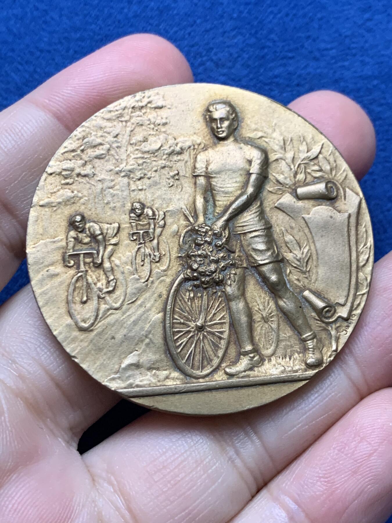 《竞宝斋》第437场 周日，周一2场连拍 （全场包邮） 法国1951年自行车联合会铜质奖章，46.2克，49.2mm，目测有镀金，细节见图