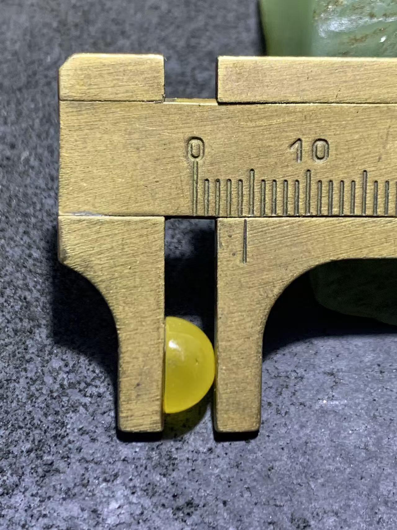 乌克兰蜜蜡随形蛋面一个，