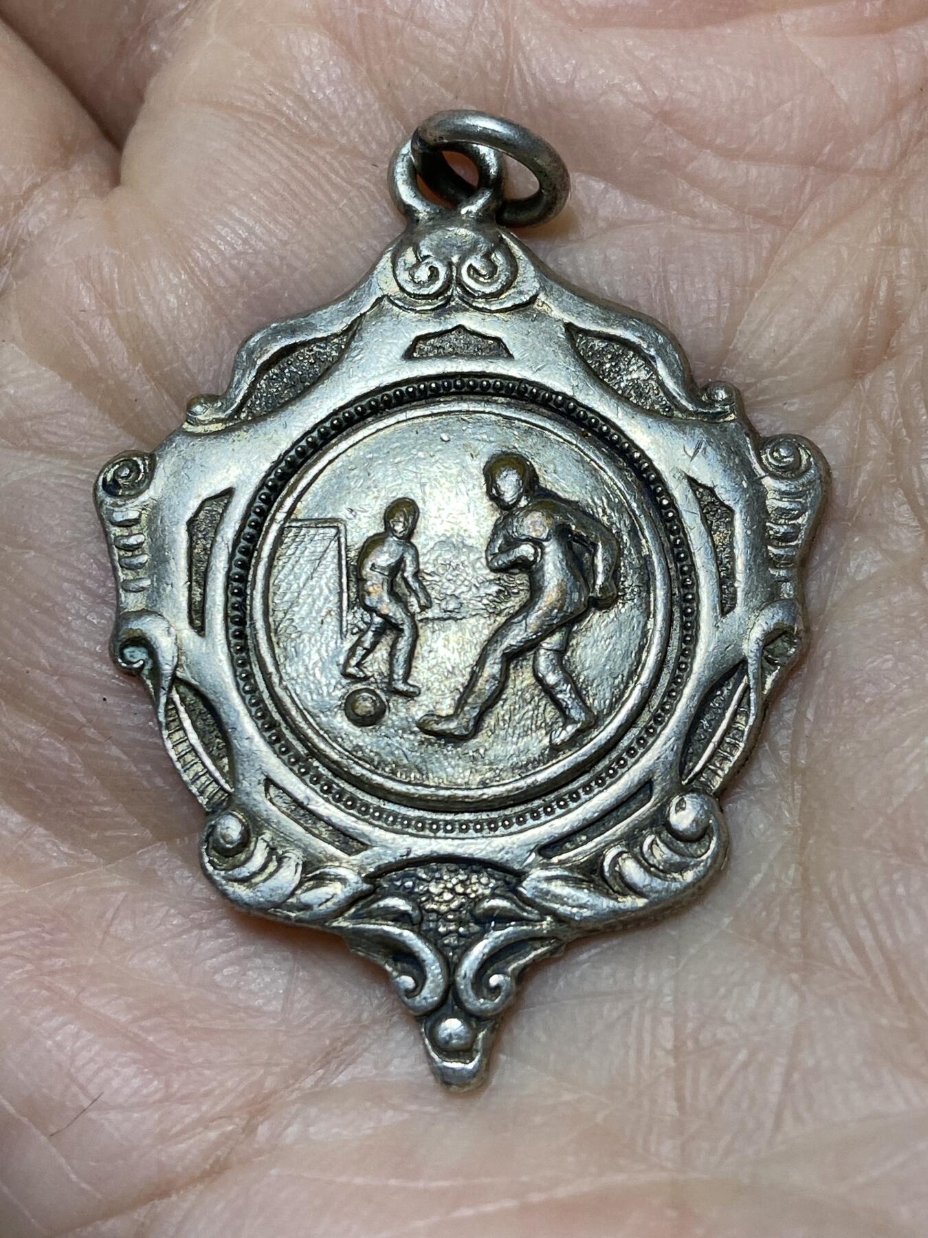 2025年第一百二十七场(总第一百五十三场）外国好品章牌、散币(免佣金) 英国🇬🇧足球赛事奖牌，重8.97克