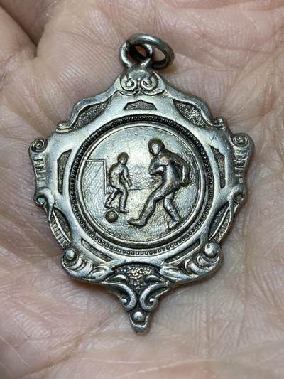 2025年第一百二十七场(总第一百五十三场）外国好品章牌、散币(免佣金) - 英国🇬🇧足球赛事奖牌，重8.97克