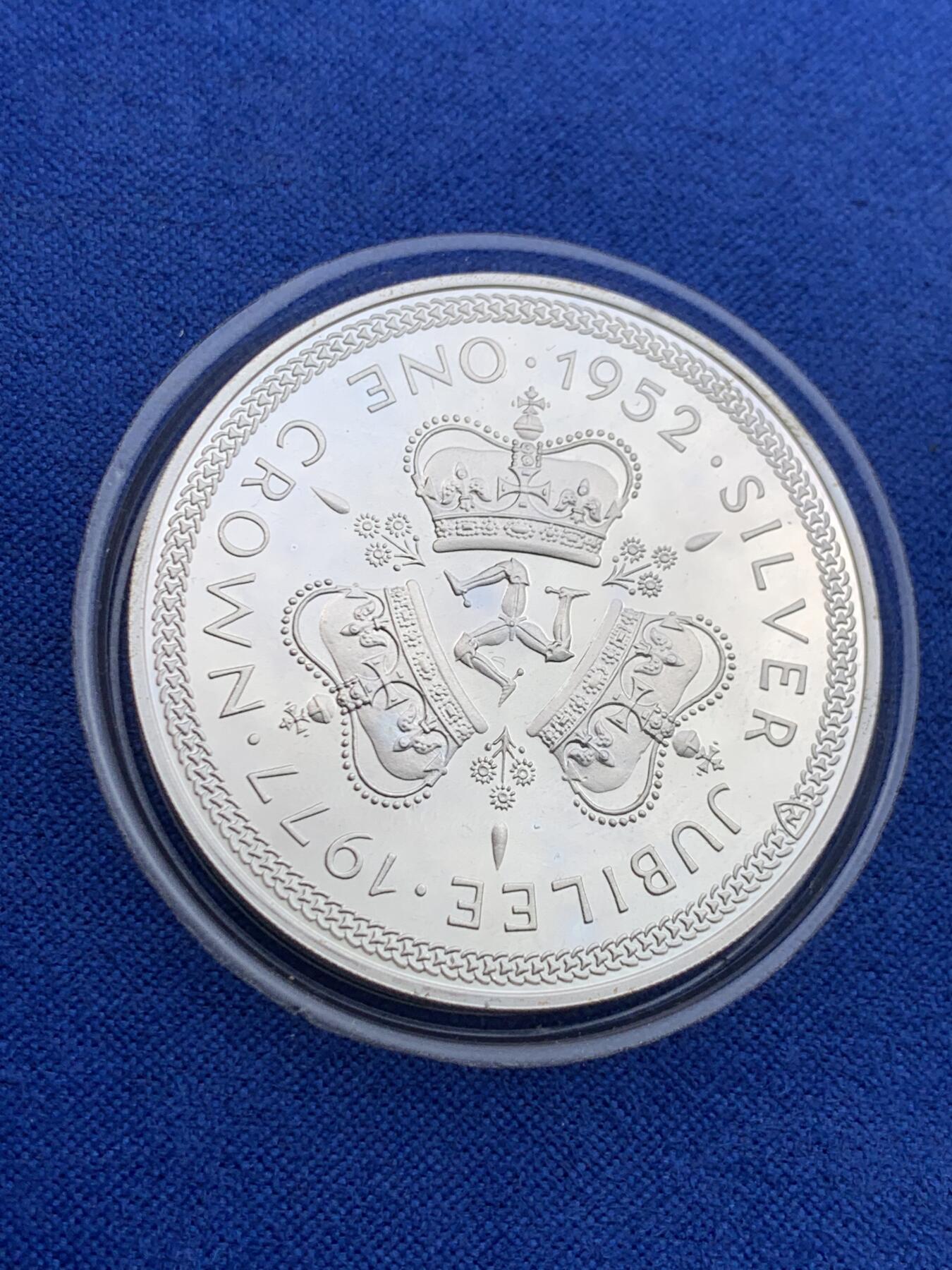 《竞宝斋》第437场 周日，周一2场连拍 （全场包邮） 马恩岛1977年伊丽莎白二世女王登基25周年1克朗银币 带盒