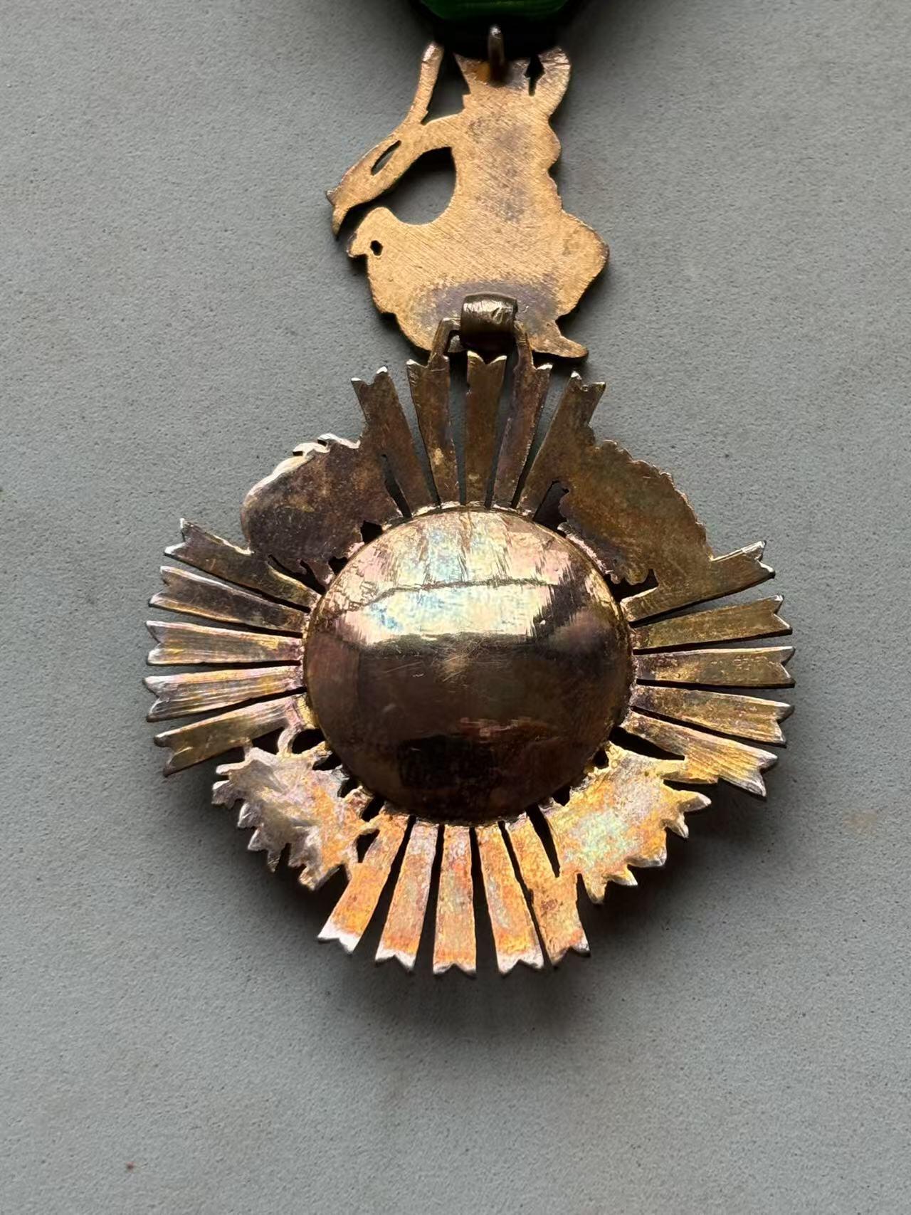 盛世勋华——号角文化勋章邮票专场拍卖第288期 柬埔寨骑士级索瓦塔拉皇家勋章 银制早期版 法国生产 带原盒 （授予在农业、经济和公共工程领域做出杰出贡献的人士）