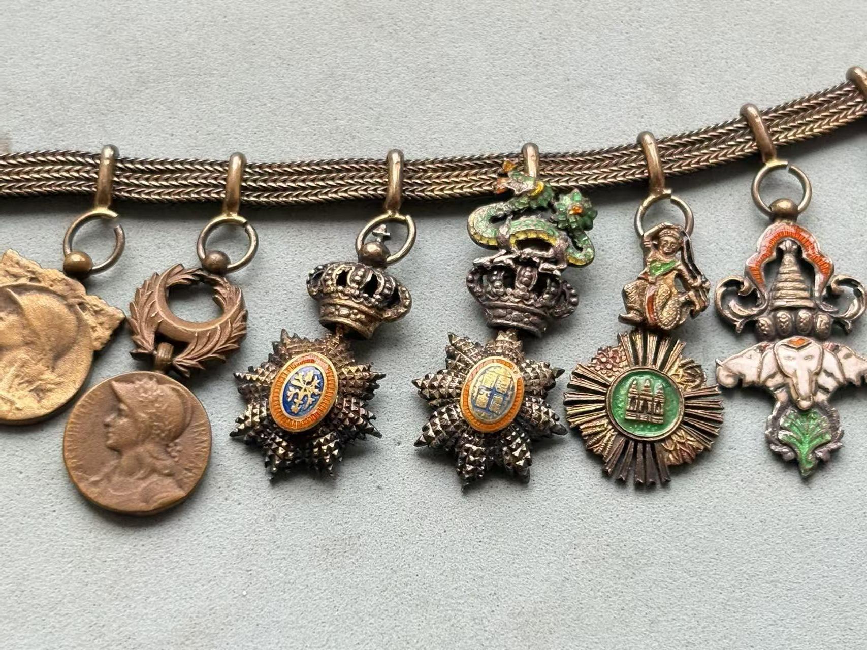 盛世勋华——号角文化勋章邮票专场拍卖第288期 法国11联迷你礼服链 （珠宝定制版）包括：荣誉军团勋章.战斗十字奖章.一战胜利奖章.一战战争纪念奖章.一战东方战役奖章.柬埔寨王室勋章.安南青龙勋章.柬埔寨索瓦塔拉皇家勋章.老挝万象及白伞勋章.学术棕榈勋章.塞尔维亚一战奖章 部分银制 东南亚勋章少见