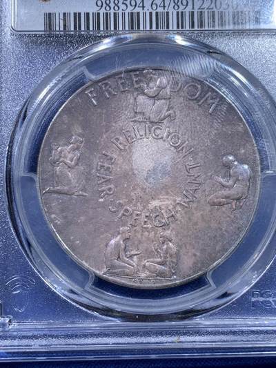 《竞宝斋》第437场 周日，周一2场连拍 （全场包邮） PCGS SP64 1946年联合国成立银样章 紫罗兰五彩包浆 正面： “敬畏 对话 需求 宗教”四大自由理念，背面：联合国安理会五大常任理事国——中美苏英法的国旗以及国名，其中最右边旗下标汉字中国。其上标有世界和平和统一货币。银章发行量不足千枚，非常珍稀。卡尔·格鲁佩作品 细节见图