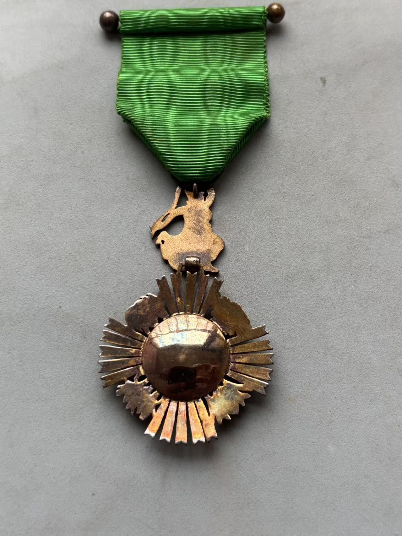 盛世勋华——号角文化勋章邮票专场拍卖第288期 柬埔寨骑士级索瓦塔拉皇家勋章 银制早期版 法国生产 带原盒 （授予在农业、经济和公共工程领域做出杰出贡献的人士）