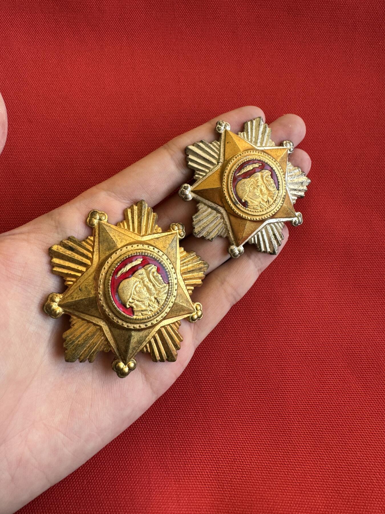 五哥徽章群   11号周二晚上八点4群联拍 朝鲜一级、二级军事服务荣誉勋章