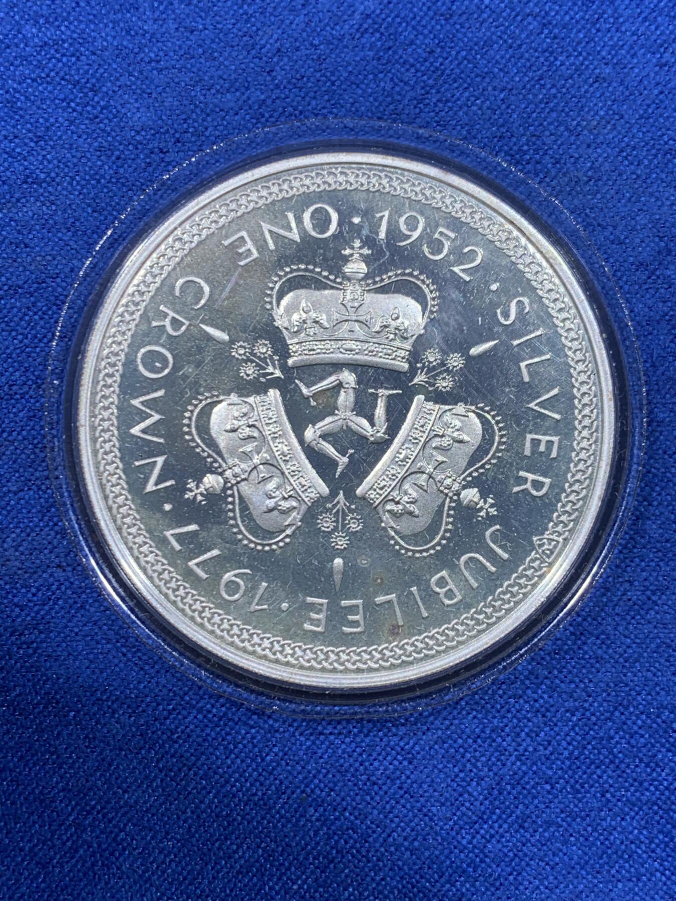 《竞宝斋》第437场 周日，周一2场连拍 （全场包邮） 马恩岛1977年伊丽莎白二世女王登基25周年1克朗银币 带盒