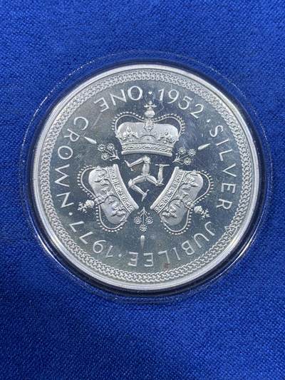 《竞宝斋》第437场 周日，周一2场连拍 （全场包邮） 马恩岛1977年伊丽莎白二世女王登基25周年1克朗银币 带盒