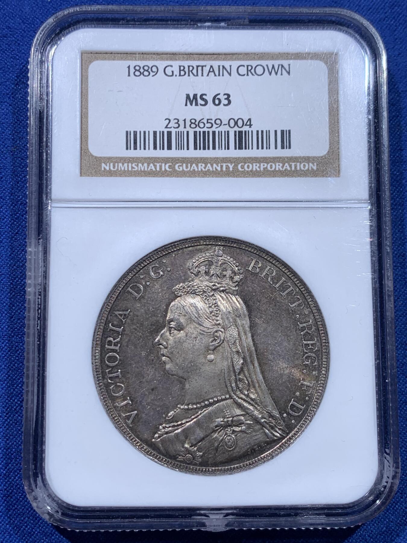 《竞宝斋》第437场 周日，周一2场连拍 （全场包邮） NGC MS63 英国1889年维多利亚女皇高冠马剑克朗 厚重七彩也压不住的原光闪烁 NGC老白盒质感极佳