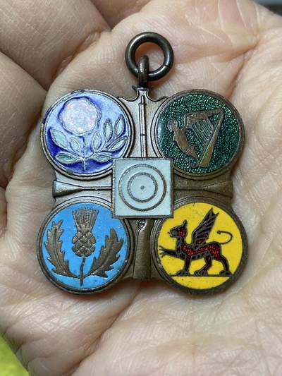 2025年第一百二十七场(总第一百五十三场）外国好品章牌、散币(免佣金) - 珐琅彩–英格兰、苏格兰、威尔士和北爱尔兰1965年全国小口径步枪协会第46分区赛事奖牌，重20.37克