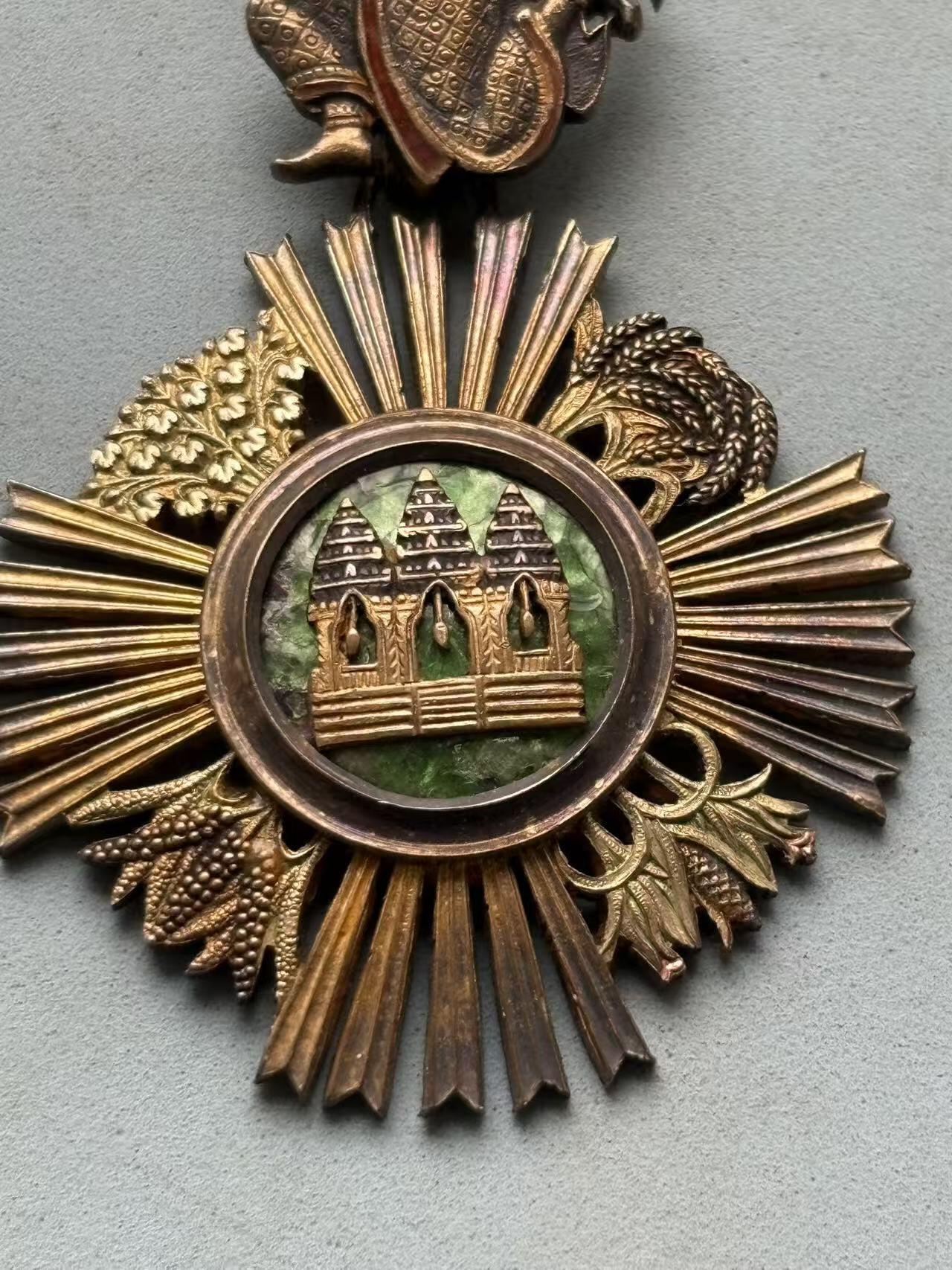 盛世勋华——号角文化勋章邮票专场拍卖第288期 柬埔寨骑士级索瓦塔拉皇家勋章 银制早期版 法国生产 带原盒 （授予在农业、经济和公共工程领域做出杰出贡献的人士）